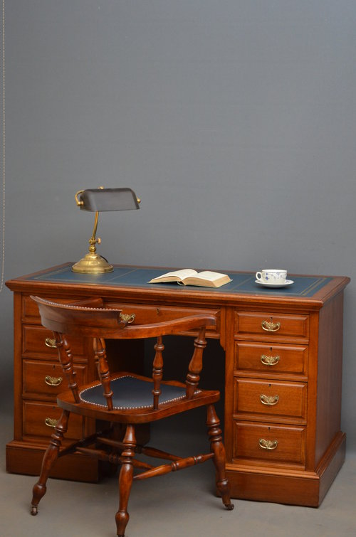 Jakie biurko do gabinetu w stylu antycznym?