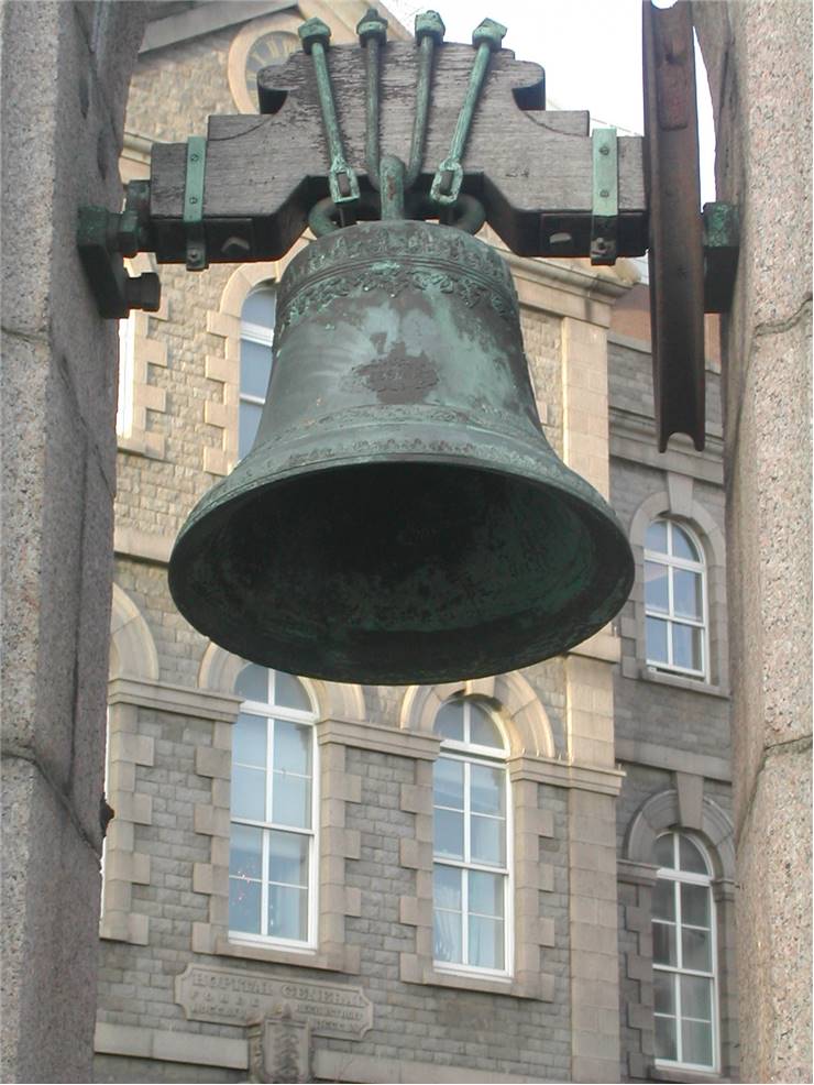 Stary dzwon – kiedy można go nazwać antykiem?